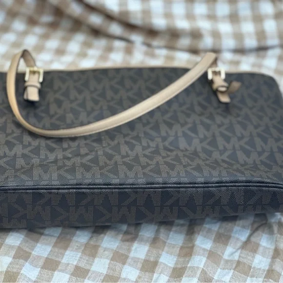 Michael Kors Jet Set Travel Tote with an optional crossbody/stroller - Picture 8 of 10